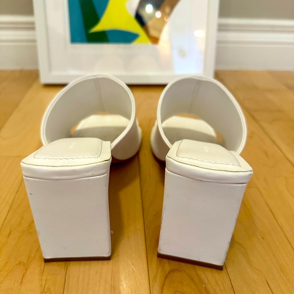 Oak + Fort White healed sandals. Size 10 - Picture 4 of 5